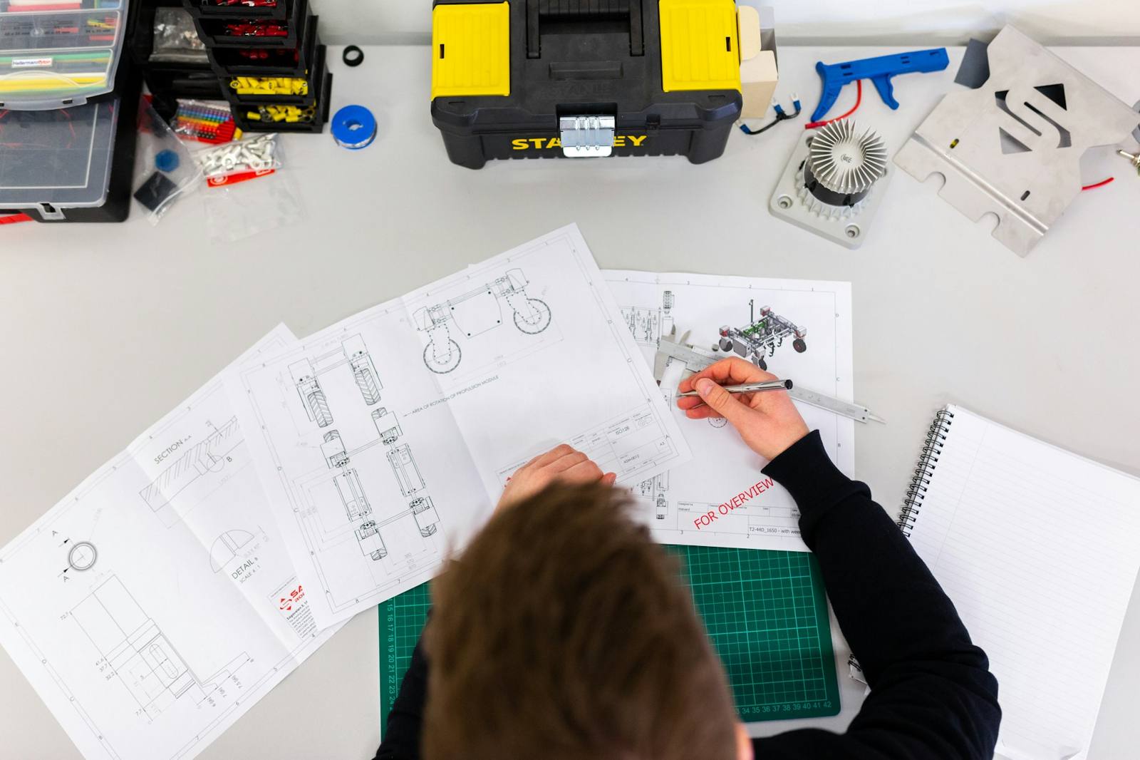 Ingeniero revisando planos técnicos