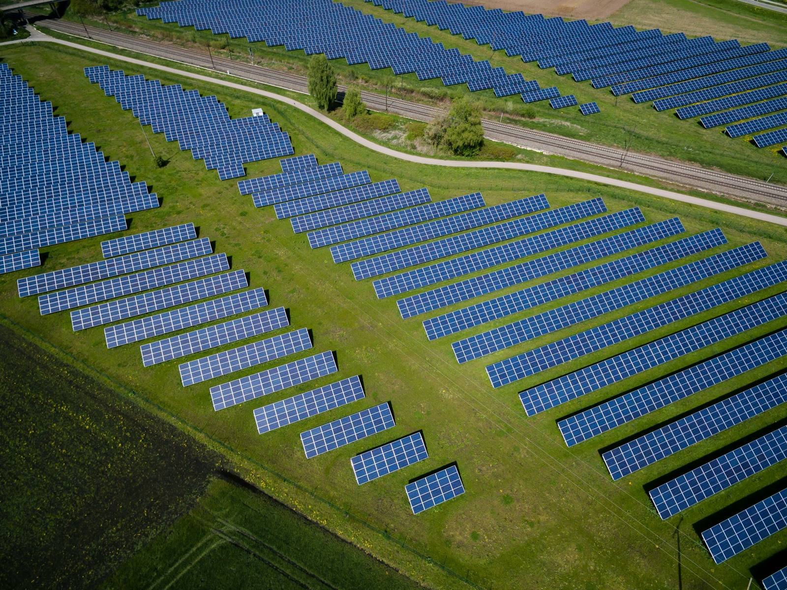 Vista aérea de una planta solar entre campos