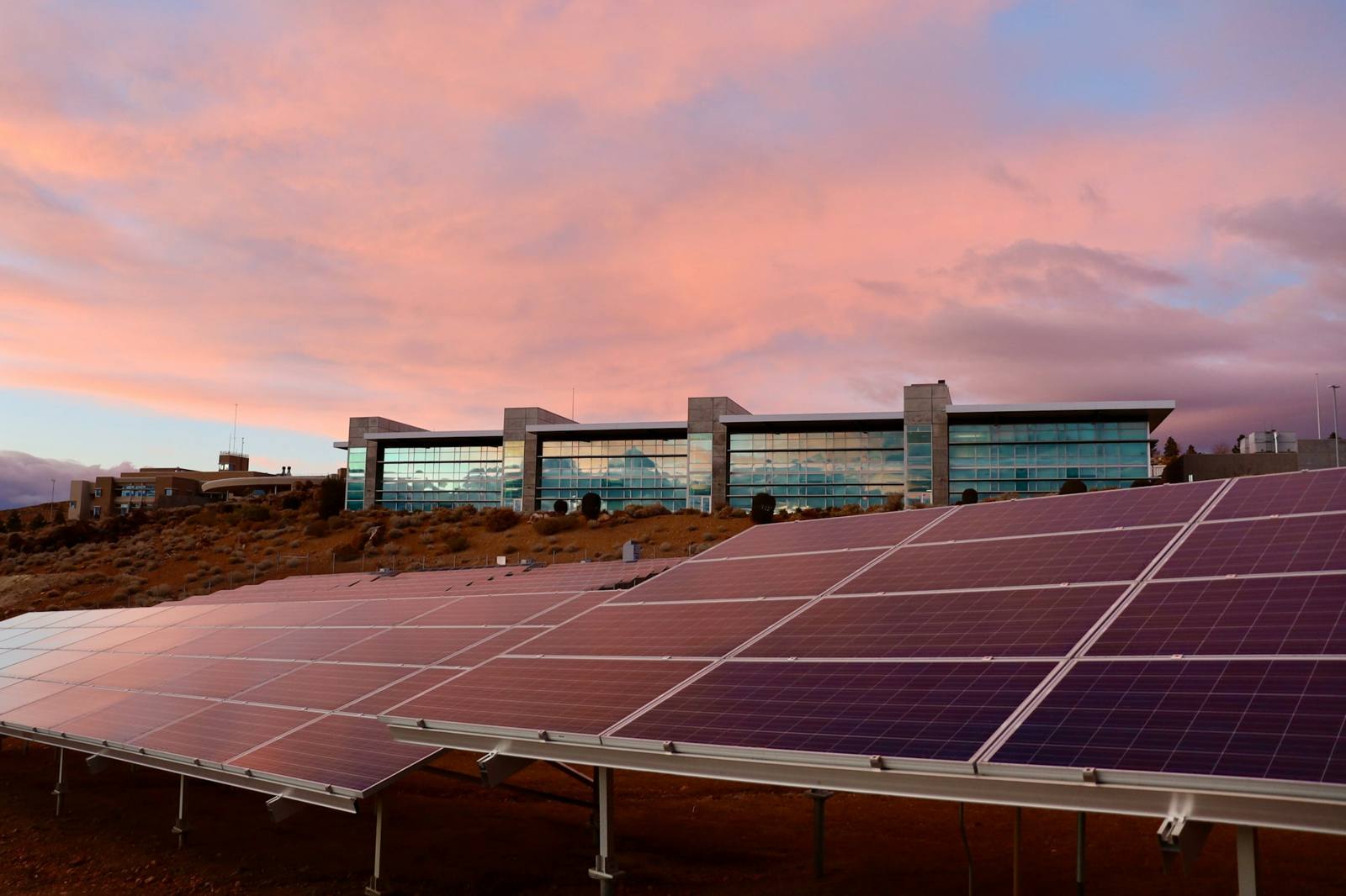 Instalación solar sobre la cubierta de un edificio al atardecer